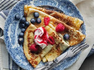 Pannkakor med bär och grädde
