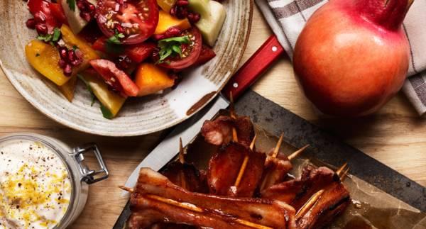 Honungsglaserad fläskkarré med citronyoghurt och sallad på mango, paprika och tomat