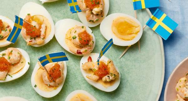 Ägghalvor med het räkröra och rom