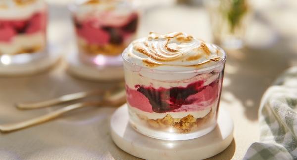 Glass med knaprig cantuccini och flamberad maräng