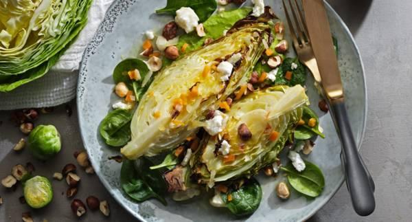 Krispig spetskål med getost, brysselkålskräm och rostade hasselnötter