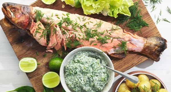 Varmrökt lax med kall örtsås & inlagd gurka