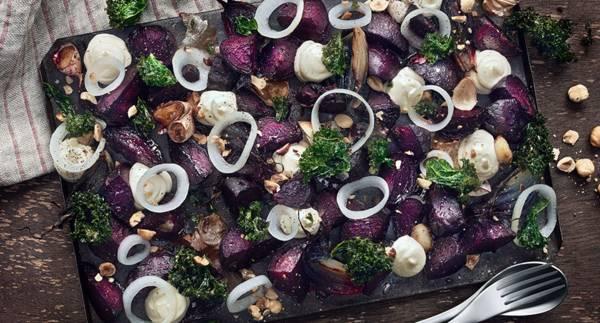 Rostad rödbetssallad med rostade hasselnötter och västerbottenkräm