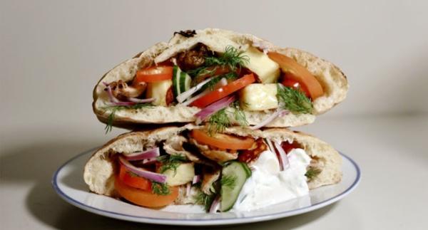 Grekisk gyros med kyckling, grillost och tzatsiki