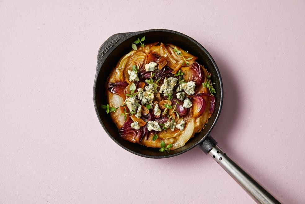 Tarte med karamelliserad lök och blåmögelost
