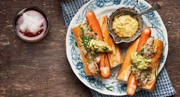 Kokt Wienerkorv i baguette med snabb surkål, senap och lökmajonnäs