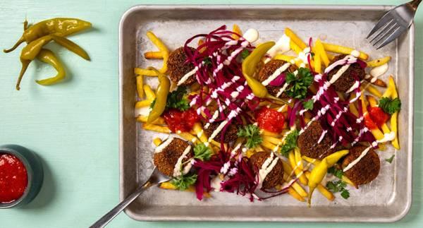 Spicy falafeltallrik med pommes & picklad rödkål