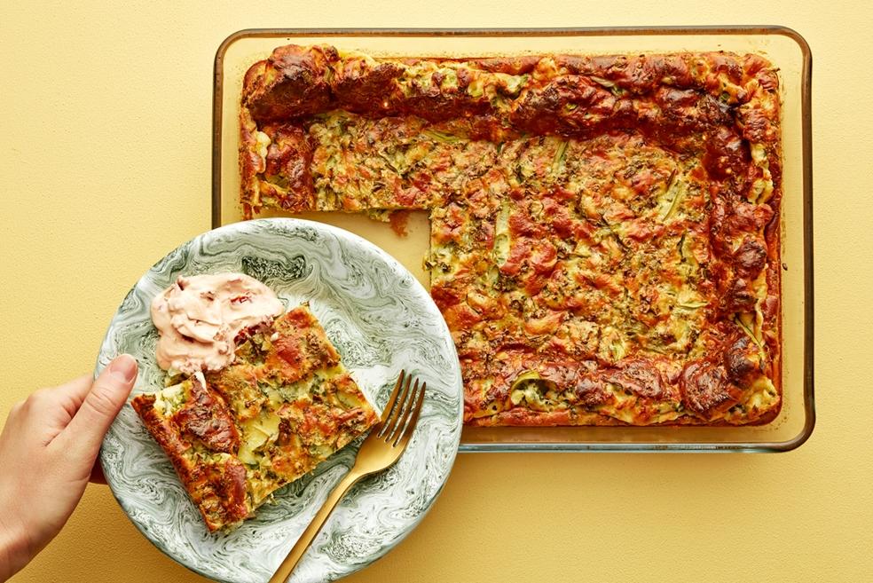 Ugnspannkaka med grönkål och soltorkad tomatröra