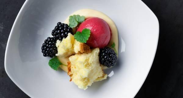 Hallonsorbet med vaniljpudding, saffransbrynt sockerkaka, björnbär och citronmeliss