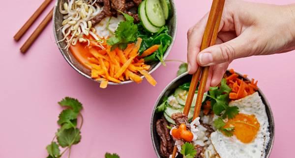 Bibimbap med entrecote, sesamgurka och koriander