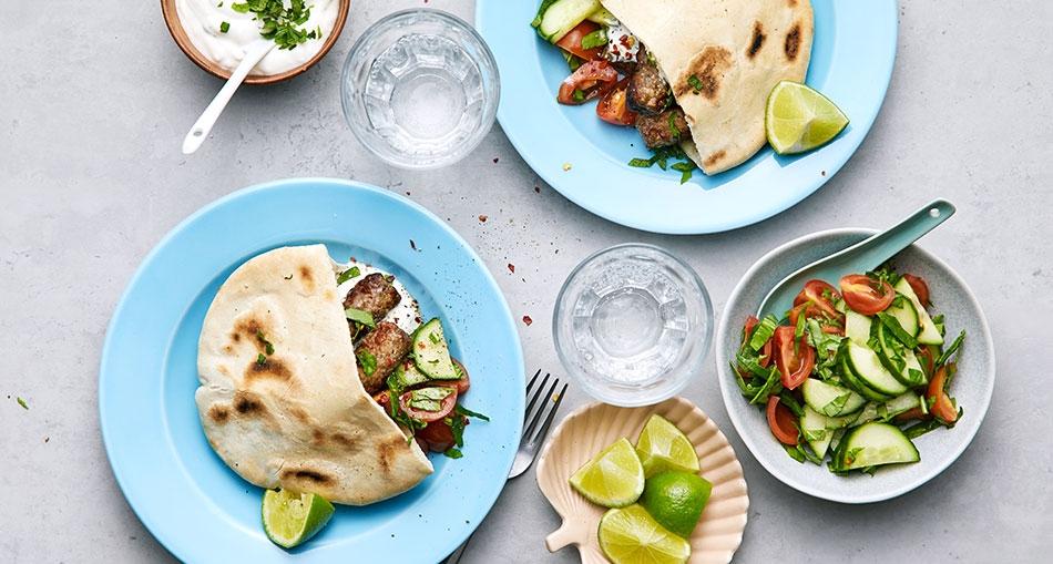 Pitabröd med cevapcici, gurk- och paprikasallad och myntayoghurt