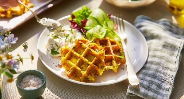 Zucchinivåfflor med örtkvarg
