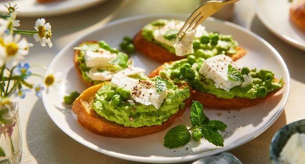 Rostat vitlöksbröd med ärtpuré, fetaost och pepparmynta