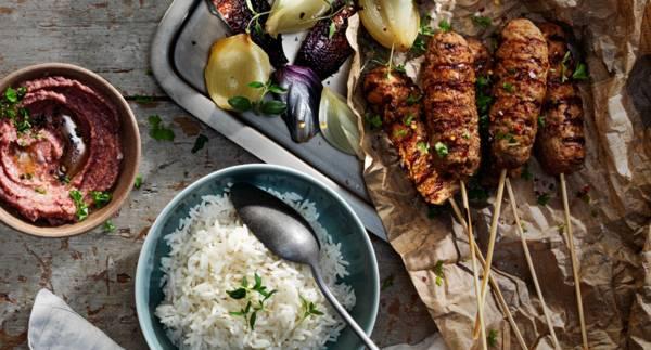 Grillade färsspett med kidneybönsröra, ris och rökt lök