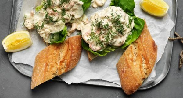 Ciabatta med räkor, ägg och brännvinsost