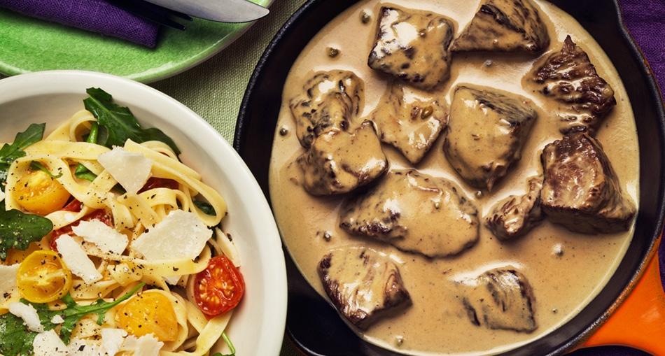 Nötytterlår i grönpepparsås, tagliatelle, bakade tomater, ruccola och parmesan