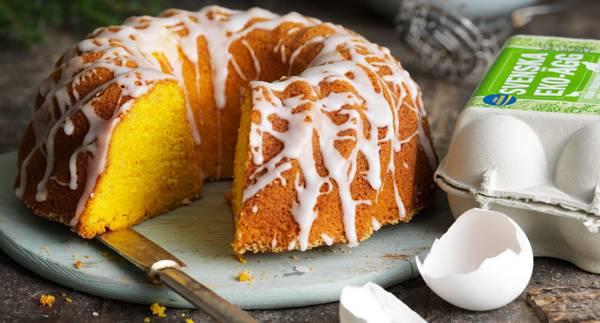 Saftig saffrans- och mandelkaka med glasyr