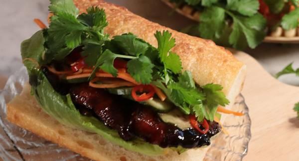 Baguette med ugnsbakad fläsksida med soja mayo