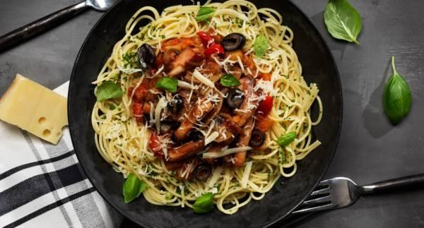 Medelhavspasta med kassler, fänkål, tomat och basilika