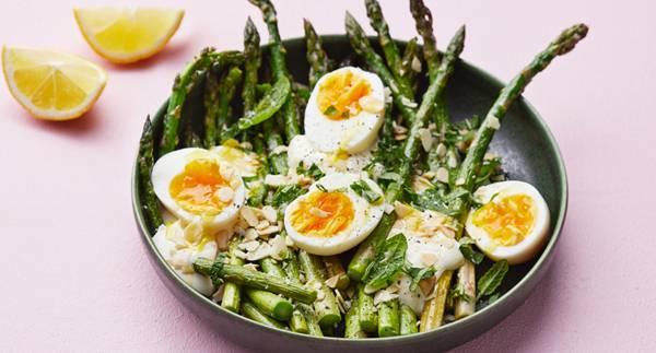 Sparris med ricotta och lättkokt ägg