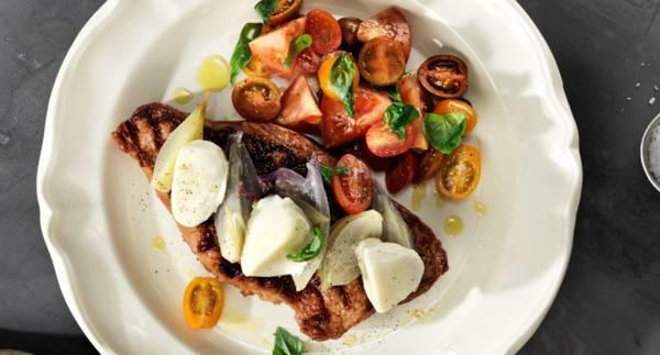 Ryggbiff med ljummen mozzarella, brynt smör och tomatsallad caprese