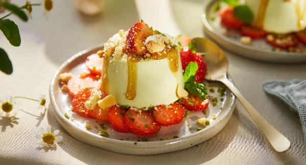 Pistageparfait på jordgubbscarpaccio