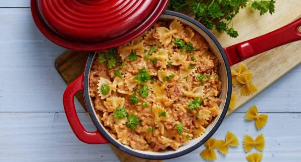 Krämig vegogryta med fjärilsmakaroner