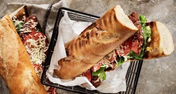 Lyxig steak sandwich med oxfilé, mixsallad och dijondressing