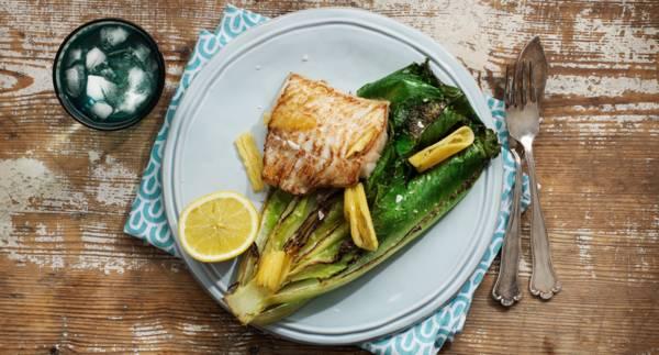 Torskfilé med hyvlat brynt smör och stekt romansallad