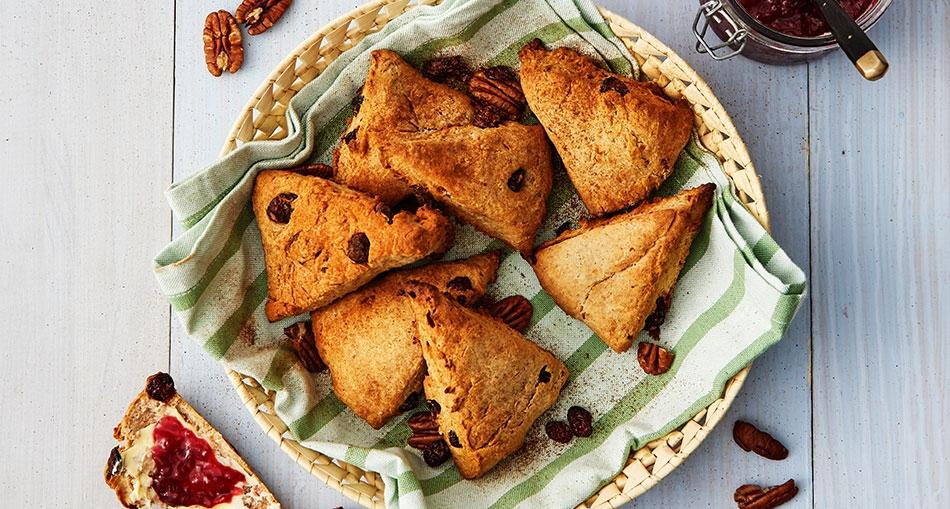 Kanelscones med pekannötter och tranbär