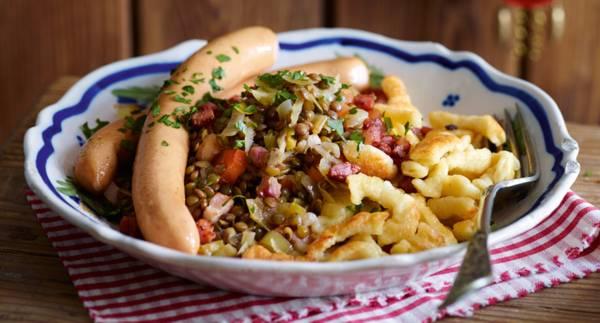 Linser med spätzle och wienerkorv