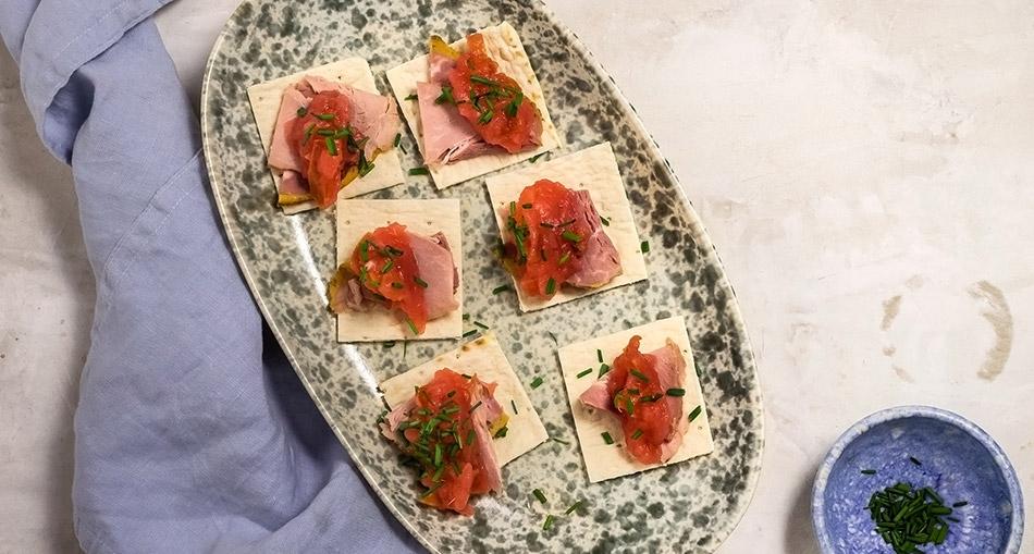 Tunnbrödssnittar med julskinka och äppelmarmelad