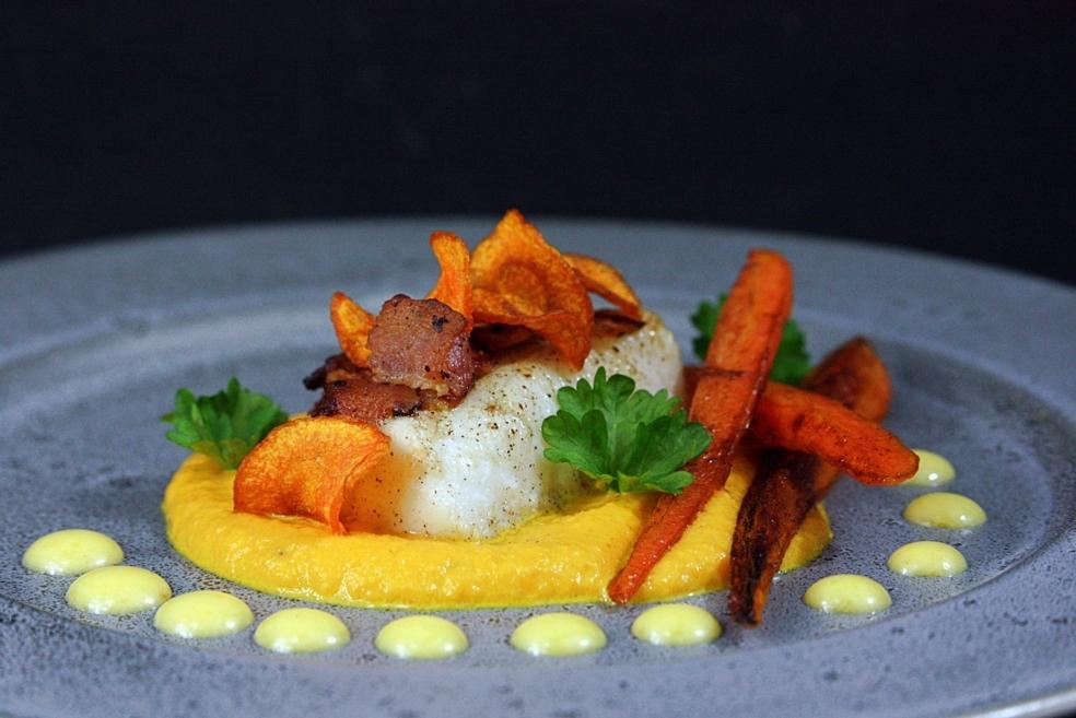 Smörstekt torskrygg med knaperstekt bacon, variation på morot med hollandaisesås