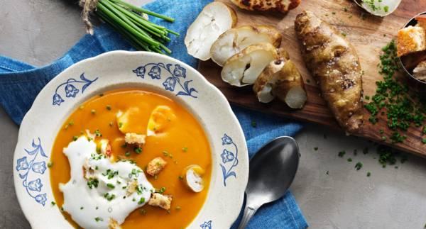 Ugnsbakad jordärtskocka med pumpasoppa, halloumi, krutonger och grädde
