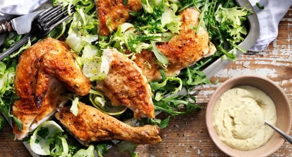 Helgrillad svensk kyckling med krämig pesto