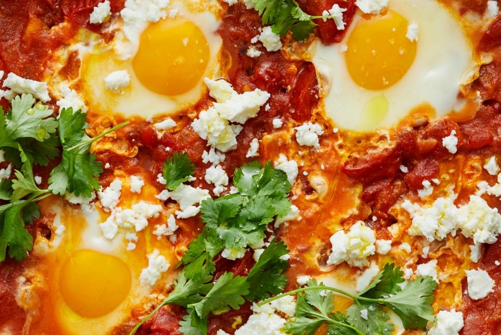 Shakshuka med ägg, koriander och fetaost