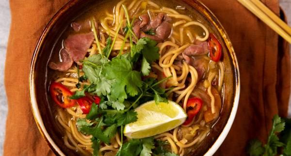 Asiatisk nudelsoppa med biff och koriander