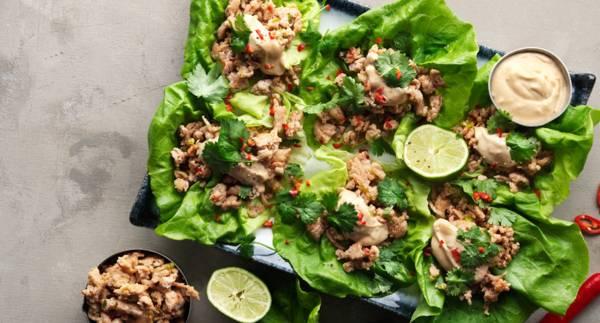 Laab Gai i krispiga salladsblad med ingefärsmajonnäs