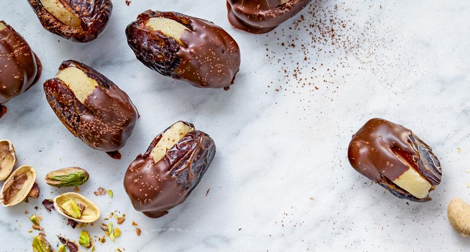 Marsipanfyllda, chokladdoppade dadlar