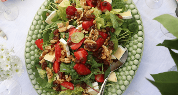 Jordgubbssallad med brieost, valnötter och en söt senapsdressing