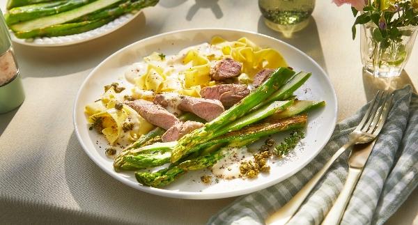 Rosastekt lammfilé med pasta, grön sparris och friterad kapris