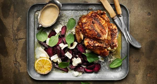 Helstekt kyckling med rödbetor, getost & timjan