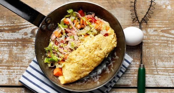 Omelett med rökt skinka och sötpotatis