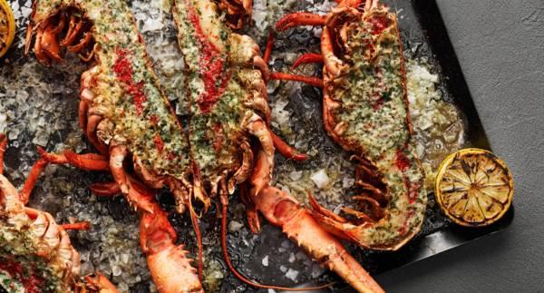 Citron- och vitlöksgratinerad hummer