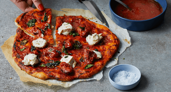 Vegansk margherita med ugnsrostade tomater