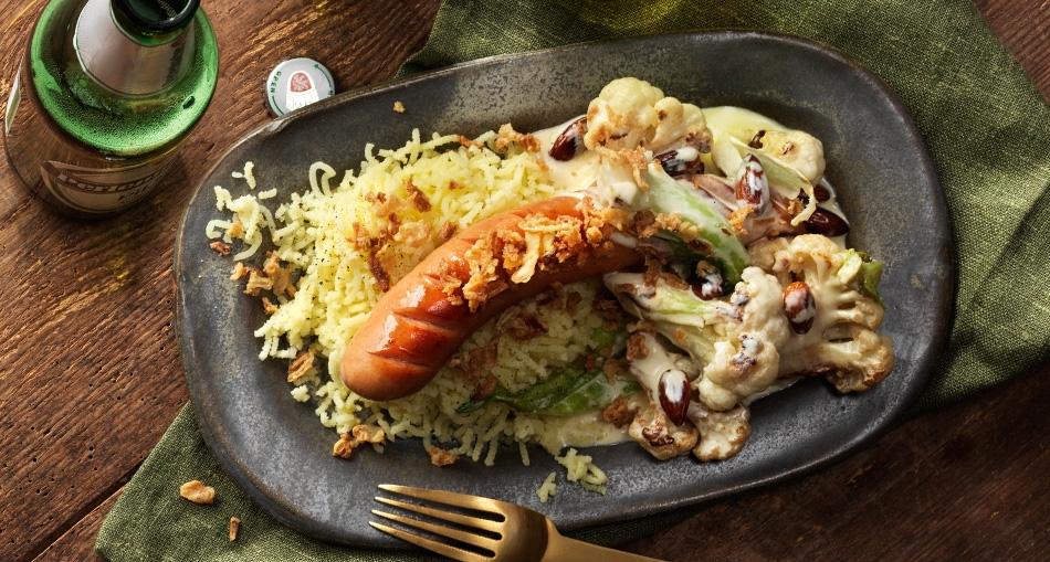 Grillkorv med stuvad blomkål, rostad mandel och lök samt pressad potatis