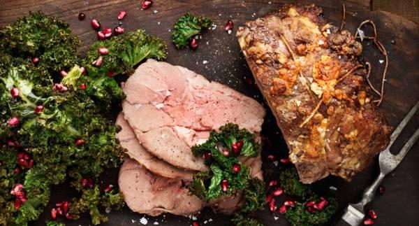 Lammstek med blåmögelost, honungsrostad grönkål och granatäppelkärnor