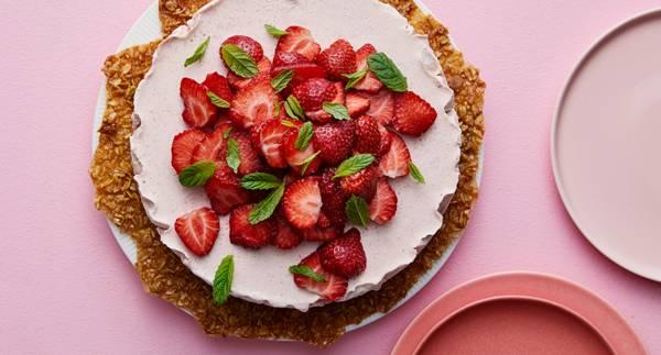 Fryst jordgubbsmousse-tårta på knäckflarnsbotten