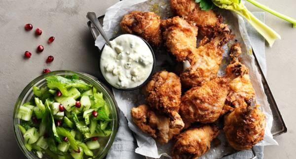 Friterad kyckling med sellerisallad och blue cheese dip