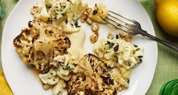 Bakad blomkål med hasselnötter